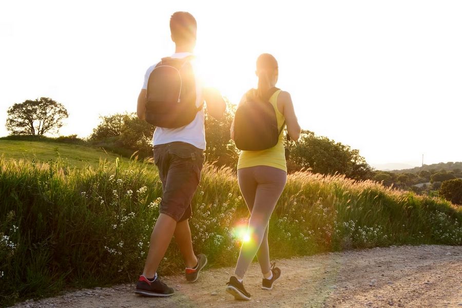 Ela é uma forma de exercício que pode ser incorporada facilmente na rotina diária e pode ser praticada por pessoas de todas as idades e níveis de condicionamento físico.